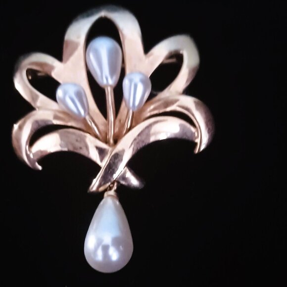 Napier Faux Pearl & Gold Tone Brooch Signed - Picture 1 of 5